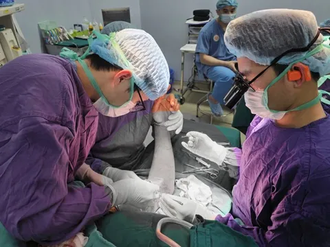 5 giờ phẫu thuật nối cánh tay đứt rời cho người đàn ông bị máy lóc gỗ cuốn nát 0