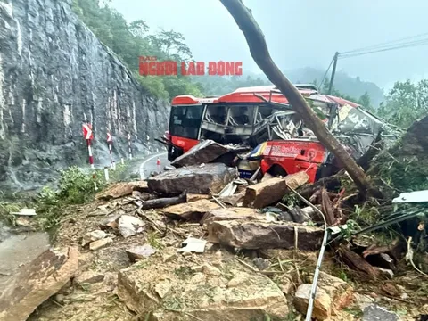 Vụ sạt lở đèo làm 6 người chết, 19 người bị thương: Thủ tướng chỉ đạo khẩn trương cứu hộ, cứu nạn