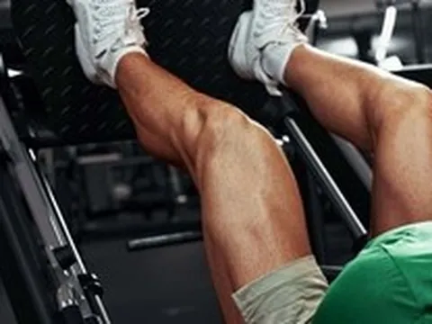 4 bài tập trên ghế giúp tăng cơ chân nhanh hơn squat ở người trên 55 tuổi