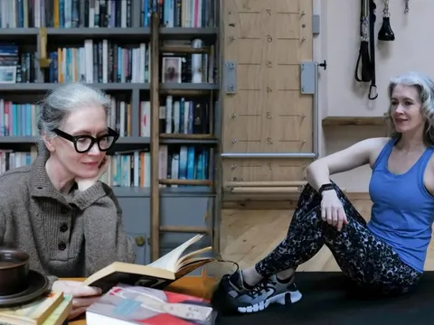 Cuộc sống mơ ước của người phụ nữ 47 tuổi bên bờ biển: Cắm hoa, tập Pilates và sở hữu bức tường sách khổng lồ khiến ai cũng ghen tị