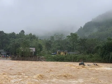 Mưa lũ lớn ở miền Trung khiến 12 người chết và mất tích