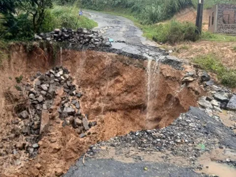 Sau mưa lớn, tỉnh lộ 587 ở Quảng Trị xuất hiện hình ảnh rùng mình