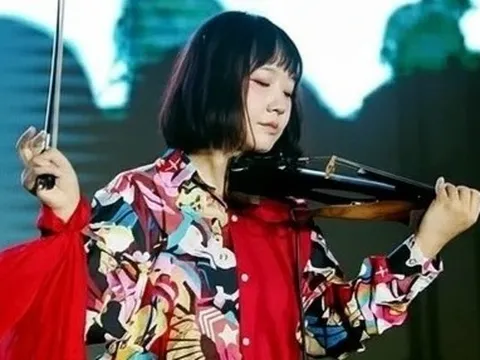 Tranh cãi vụ ca sĩ Huệ Quân bị ghế điện ép tử vong