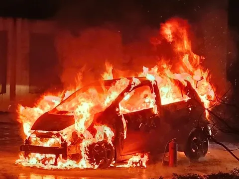 VIDEO: Chiếc xe 4 chỗ bốc cháy dữ dội vào đúng giờ tan tầm