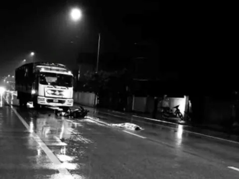 Va chạm trực diện xe tải, 2 thanh niên đi xe máy tử vong tại chỗ