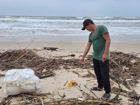 Phát hiện nhiều túi ni-lon nghi chứa ma tuý dạt vào bờ biển Quảng Trị