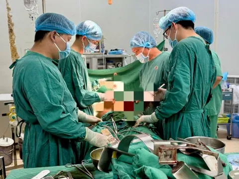 Cứu sống bệnh nhân bị đâm thủng tim, ngưng tim ngay trước mổ 0