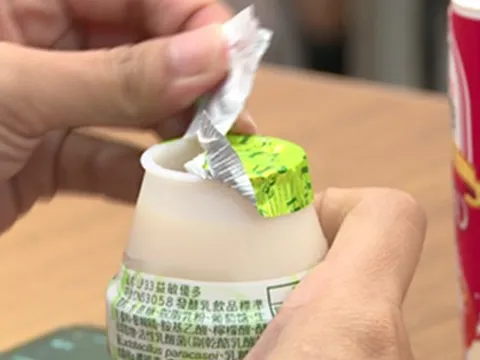 Nên xé hay chọc thủng màng nhôm khi dùng sữa chua uống?