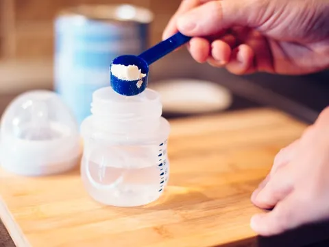 WHO khuyến cáo cha mẹ Việt NGỪNG DÙNG NGAY loại sữa dành cho trẻ sơ sinh này, vệ sinh kỹ các vật dụng, bề mặt tiếp xúc với sữa bằng nước xà phòng nóng hoặc máy rửa bát