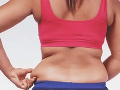 5 bài tập giúp giảm mỡ eo hiệu quả hơn plank nghiêng sau 45 tuổi