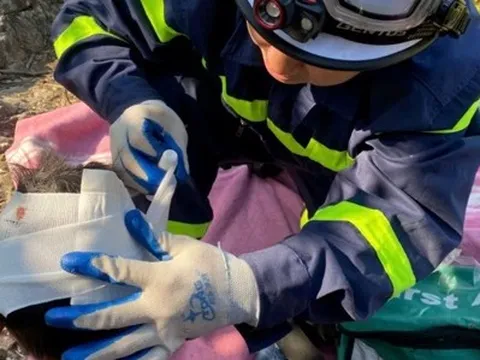 Đi chơi cùng gia đình, 2 cháu bé trượt chân rơi xuống hố sâu, bị mắc kẹt