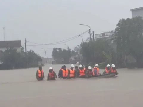 Đắk Lắk đề nghị hỗ trợ trực thăng, ca nô công suất lớn ứng cứu người dân