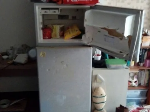 Mở tủ lạnh, bé gái 14 tuổi suýt mất ngón tay cái