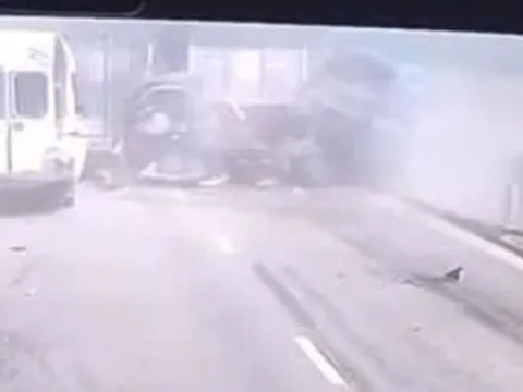 VIDEO: Nhiều xe ô tô tông nhau liên hoàn trên cao tốc Bắc - Nam