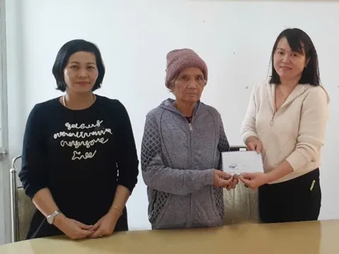 Thực hiện di nguyện của chồng, cụ bà mang 10 triệu đồng ủng hộ đồng bào vùng lũ