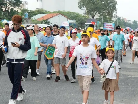 TPHCM: Hơn 3.000 người dân phường Đông Hưng Thuận đi bộ gây quỹ