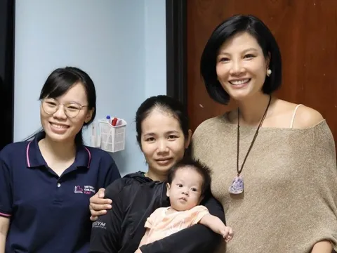 Cựu siêu mẫu Vũ Cẩm Nhung thăm các em nhỏ vừa mổ tim, cam kết 1 điều