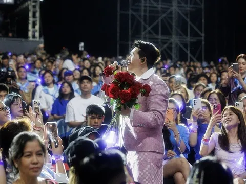 Quốc Thiên bật khóc trong live concert 10.000 khán giả