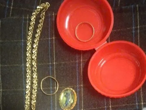 Phát hiện nhiều trang sức bằng vàng trong áo quần cũ gửi tặng đồng bào vùng lũ