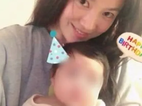 Náo loạn khắp Kbiz: Song Hye Kyo bồng bế 1 em bé bí ẩn