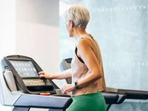 Bài tập chạy bộ 20 phút trên máy giúp tăng cường sức mạnh sau 50 tuổi
