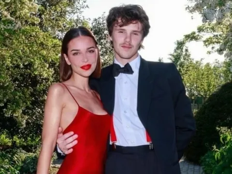 Con trai Beckham đắm đuối hôn bạn gái hơn 10 tuổi