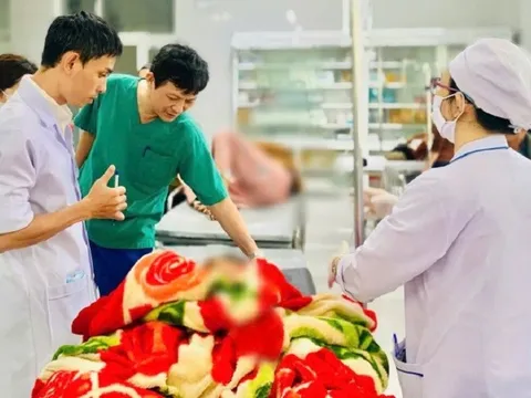 Bệnh viện ở Quảng Ngãi kích hoạt báo động đỏ cấp cứu 13 học sinh bị lật xe 0