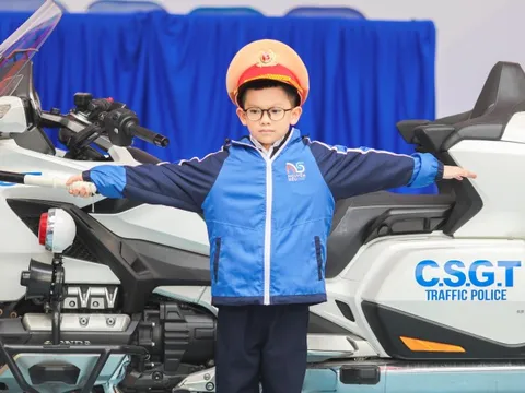 Học sinh Hà Nội thích thú trải nghiệm làm cảnh sát, điều tiết giao thông 0