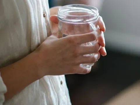 Người uống nước thường xuyên sau khi thức dậy buổi sáng, sau 3 tháng cơ thể có thể xuất hiện 6 thay đổi