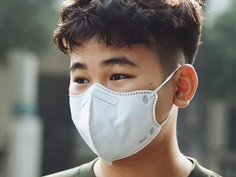 Checklist đồ cần có khi ra đường Hà Nội bây giờ: Khẩu trang thường chưa đủ!