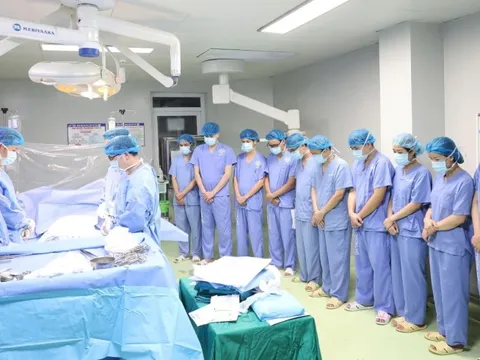Nhân viên y tế cúi đầu tri ân người hiến tạng 0