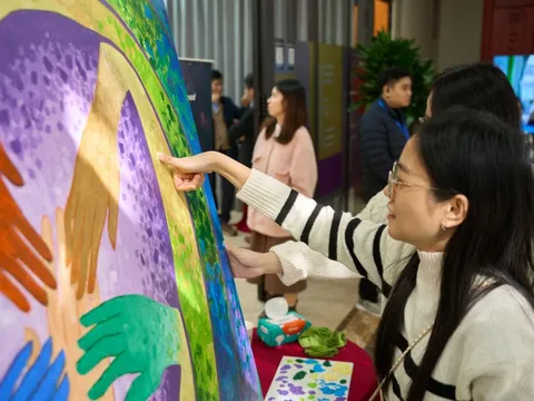 Giới trẻ hào hứng sáng tạo tại triển lãm nghệ thuật tương tác 0