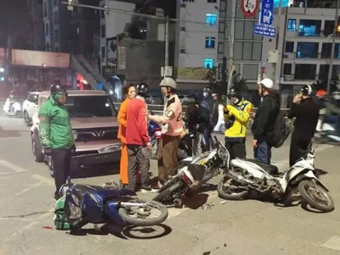 Ô tô con tông liên hoàn nhiều xe máy đang dừng đèn đỏ