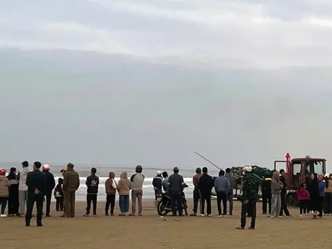 Một ngư dân rơi xuống biển mất tích