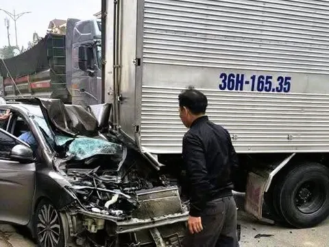 6 ô tô tông liên hoàn trên Quốc lộ 1A, 1 ô tô bẹp dúm