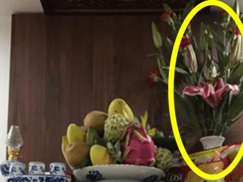 Chỉ có 1 lọ hoa thì đặt bên phải hay bên trái bàn thờ? Rất nhiều gia đình vẫn đang làm sai