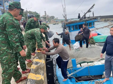 Cứu 6 ngư dân trên tàu cá bị sóng đánh chìm trên biển