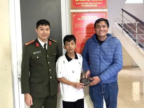 Nhặt được chiếc ví chứa nhiều tiền mặt, nam sinh lớp 9 lập tức giao nộp