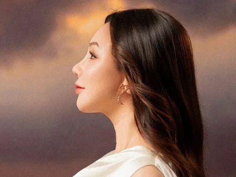 Hồ Quỳnh Hương đánh dấu cột mốc 11 năm trở lại bằng album "Khi em hát"