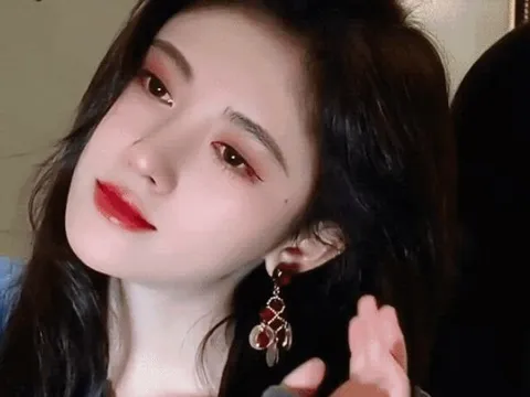 “Mỹ nữ 4000 năm có một” khổ trăm bề vì công ty quản lý