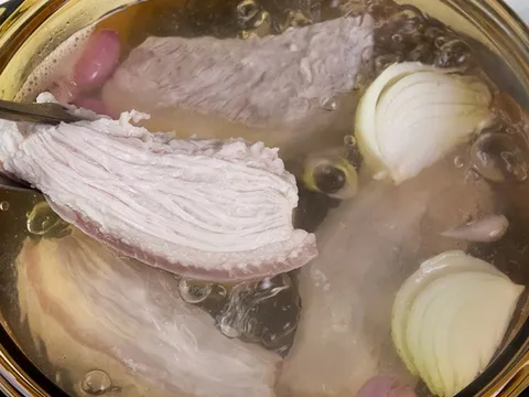 Muốn thịt luộc trắng, giòn, không hôi, nhớ làm đúng 4 bước này