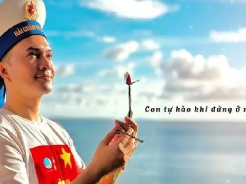 Nam ca sĩ tới đảo Trường Sa nhặt rau, nấu ăn cùng chiến sĩ: "Tôi nghẹn ngào, xúc động"
