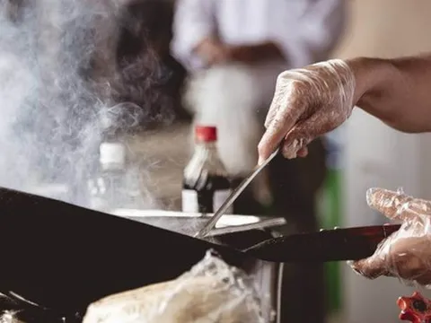 Một người nấu ăn, cả nhà ung thư? 5 thói quen trong nhà bếp đầu độc sức khỏe, cái đầu tiên hầu như ai cũng mắc