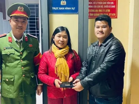 Bỏ dở trận chung kết Việt Nam - Thái Lan vì... nhặt được chiếc ví