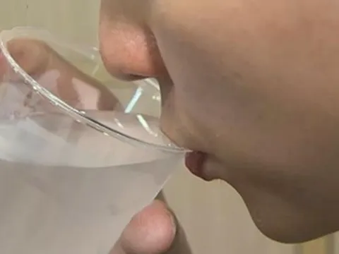 Uống nước thấy 4 dấu hiệu này, coi chừng suy thận sắp ập đến