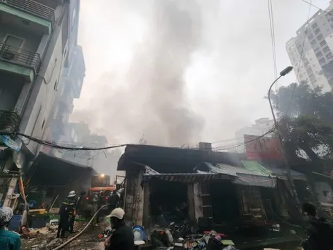 Cháy chợ Xanh Định Công, nhiều gian hàng bị thiêu rụi