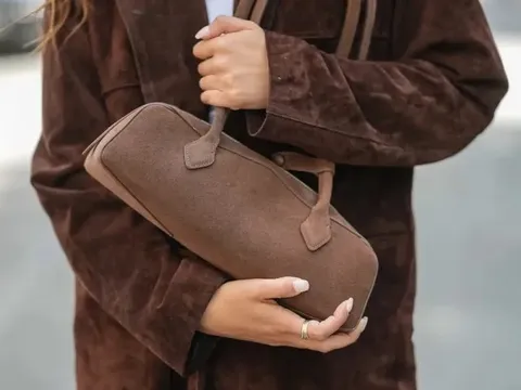 Sắm đồ Tết đừng bỏ qua 4 món phụ kiện chất liệu da lộn đang đứng đầu xu hướng