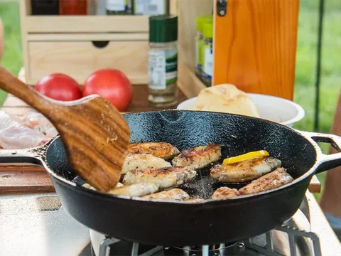 Vì sao không nên nấu đồ chua trong chảo gang?