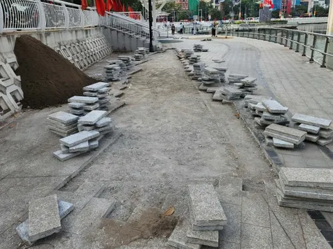 Vì sao vừa cải tạo với số tiền trăm tỉ đồng, đường đi bộ ven hồ đã bị đục nham nhở?
