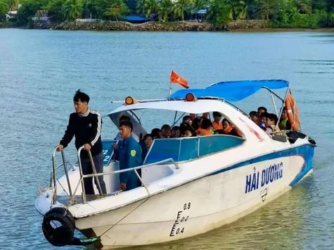 Hơn 130 học sinh ở Tây Nha Trang đi canô đến trường